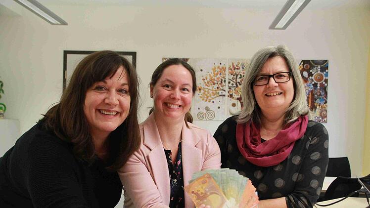 So sieht Freude über Vertrauen und Engagement aus (von links): Susanne Will, Redaktionsleiterin der Saale-Zeitung, Anne Hilpert, Caritas-Geschäftsführerin und Gabriele Morath, Caritas-Sozialberaterin sind begeistert von der Spendenbereitschaft für die Aktion "Weihnachtshilfe". Carmen Schmitt