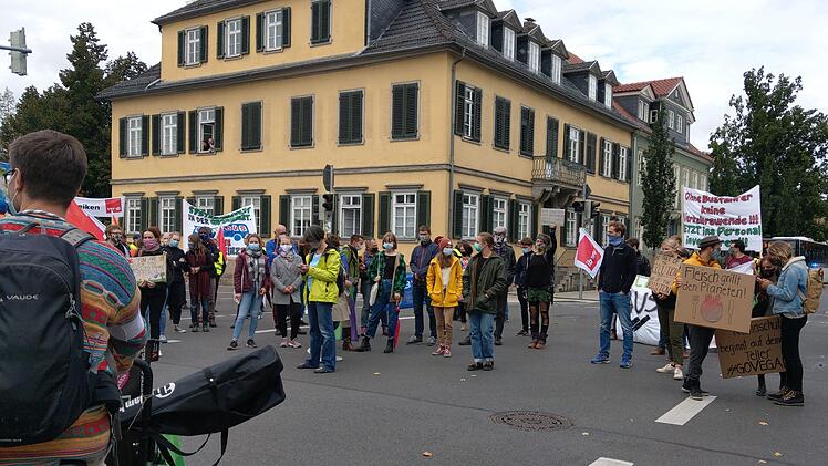 Zwischenkundgebung am Berliner Platz. Foto: Simone Bastian