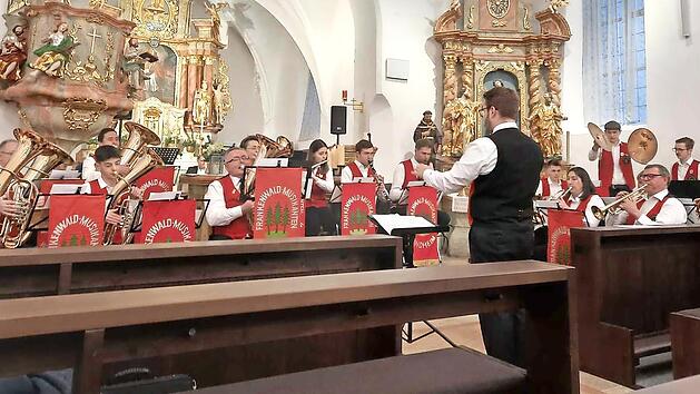 Der Musikverein Frankenwald Windheim unter Leitung von Stephan Schmidt (im Bild) und das Trio &bdquo;Wamp&ldquo; gestalteten das Benefizkonzert in der St.-Nikolaus-Kirche in Windheim.