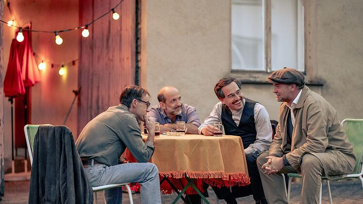Auch wenn er es vermutlich nicht zugeben w&uuml;rde: Polizeiinspektor Schiffi (Thomas Stipsits, rechts) freut sich &uuml;ber das Wiedersehen mit seinen alten Schulfreunden Freco (Gerhard Liebmann, links), Charly (Michael Fuith, zweiter von links) und David (Clemens Berndorff).
