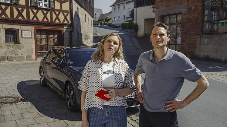 Emmy Rathgeber (Rosalie Thomass) und Felix Voss (Fabian Hinrichs) ermitteln auf dem Land im oberfr&auml;nkischen Gottesgarten. Drehort waren unter anderem das Dorf Michelau und der hier zu sehende Gemeindeteil Schw&uuml;rbitz.