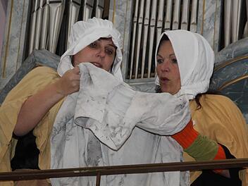 Evi Appold und Silvia Wallner als Dienstmägde auf der Plassenburg. Fotos: Katrin Geyer
