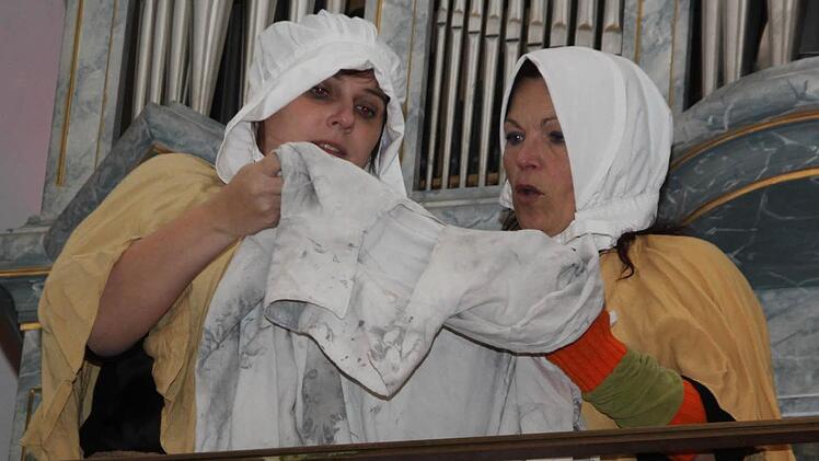 Evi Appold und Silvia Wallner als Dienstmägde auf der Plassenburg. Fotos: Katrin Geyer