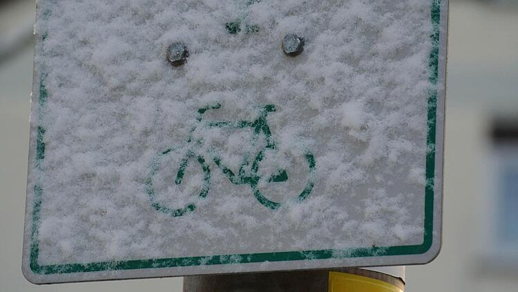 Radfahren? Eher nicht anzuraten, außer man besitzt - die gibt es zu kaufen - Reifen mit Spikes!