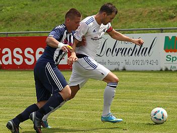 VfB-Kapitän Max Wolharn ist einen Schritt schneller als Tim Spranger vom FC Steinbach-Dürrenwaid. Am Donnerstag im Pokal beim TSV Presseck wird der Kulmbacher wohl fehlen, wenn die Metzdorfer mit einer kombinierten Mannschaft antreten. Foto: Herbert Georgius