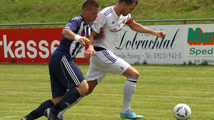 VfB-Kapitän Max Wolharn ist einen Schritt schneller als Tim Spranger vom FC Steinbach-Dürrenwaid. Am Donnerstag im Pokal beim TSV Presseck wird der Kulmbacher wohl fehlen, wenn die Metzdorfer mit einer kombinierten Mannschaft antreten. Foto: Herbert Georgius