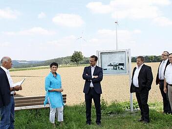 Im Schatten eines der drei Sessenreuther Windräder informierte sich der Vorsitzende der Bayern-SPD, Florian Pronold (Dritter von links), über die Bürgerwindräder auf der Sessenreuther Höhe. Weiter von links: Bürgermeister Hermann Anselstetter, MdL Inge Aures, SPD-Ortsvereinsvorsitzender Gilbert Ringsdorf, die Gemeinderäte Angelo Henninger und Bernd Welsch. Foto: Jürgen Gärtner
