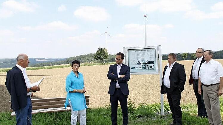 Im Schatten eines der drei Sessenreuther Windräder informierte sich der Vorsitzende der Bayern-SPD, Florian Pronold (Dritter von links), über die Bürgerwindräder auf der Sessenreuther Höhe. Weiter von links: Bürgermeister Hermann Anselstetter, MdL Inge Aures, SPD-Ortsvereinsvorsitzender Gilbert Ringsdorf, die Gemeinderäte Angelo Henninger und Bernd Welsch. Foto: Jürgen Gärtner