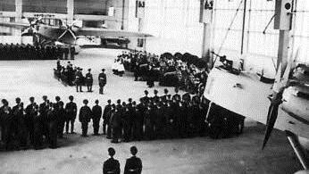 Flugzeughalle Giebelstadt mit den aufgebahrten Toten. Fotos: Archiv Seidlitz
