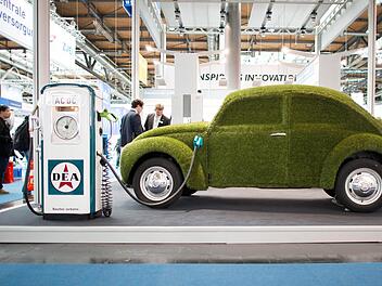 Ganz so so grün wie dieser mit Kunstrasen überzogene VW Käfer auf der Hannover Messe im April halten Skeptiker halten Skeptiker Elektroautos nicht. Foto: Julian Stranschulte, dpa/Archiv