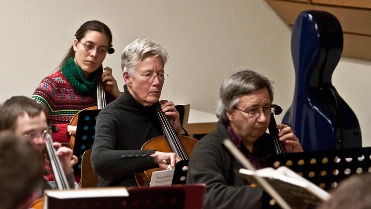 Unter Leitung von Hans Stähli probt das Orchester der "Musikfreunde Neustadt".Foto: Jochen Berger