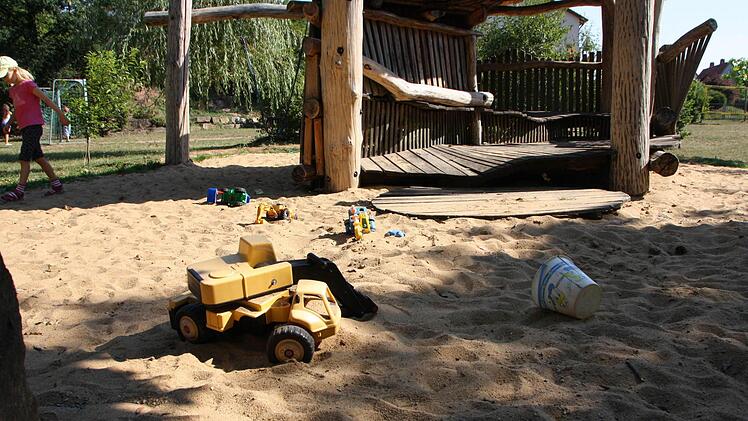 Die Spielplatz-Tester auf dem Euerdorfer Spielplatz. Foto: Ralf Ruppert