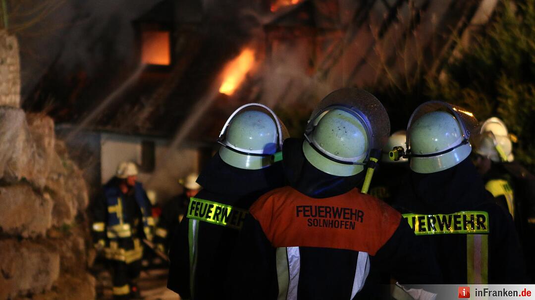 Wohnhaus geht lichterloh in Flammen auf
