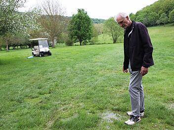 Golfpräsident Franz-Josef Schäfer zeigt die Stellen, die durch die Bauaktivitäten des Bibers unter vernässt sind. Hier ist an Golfspielen nicht zu denken. Fotos: Heike Beudert