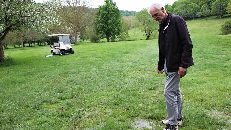 Golfpräsident Franz-Josef Schäfer zeigt die Stellen, die durch die Bauaktivitäten des Bibers unter vernässt sind. Hier ist an Golfspielen nicht zu denken. Fotos: Heike Beudert