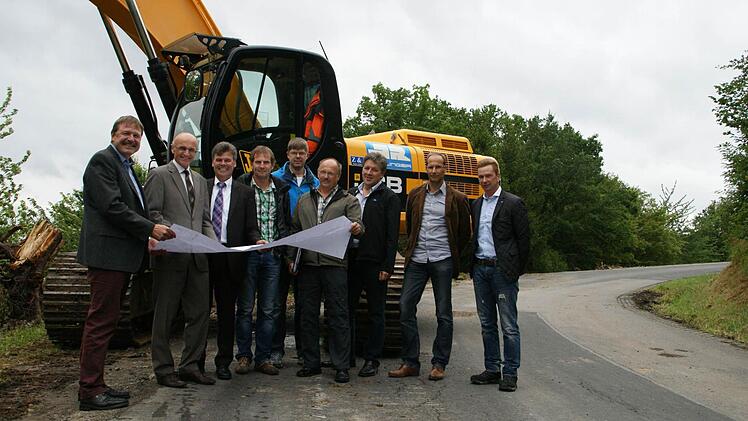 Dank hoher staatlicher Förderung konnte der Spatenstich für die Kreisstraße Trossenfurt-Hummelmarter erfolgen. Im Bild (von links) Steffen Schanz, Landrat Wilhelm Schneider, Bürgermeister Thomas Sechser, Hubert Schramm, Bernd Hotzel, Lothar Schwemmlein, Robert Männling, Bauleiter David Triebner und Michael Russ. Foto: Sabine Weinbeer