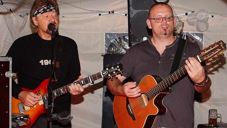 Das beliebte Duo Firestone & Balu sorgte für die musikalische Umrahmung der Museumsnacht in Klosterlangheim. Fotos: Alfred Thieret