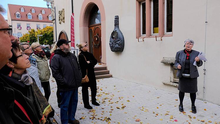 Eva Albert informiert bei der Stadtführung über die klugen Köpfe. Foto: Gerd Schaar