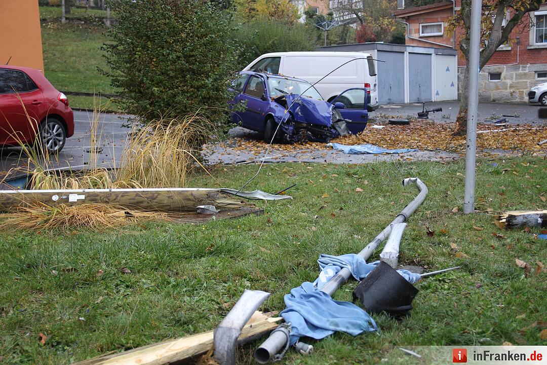 Auto prallt in Mönchsröden gegen Werbeschild: Fahrer schwer verletzt