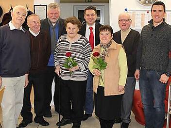 Dennis Busch (rechts), Carsten Höllein (4. v. r.), Günther Reißenweber (links) und Zweiter Bürgermeister Joachim Hassel (3. v. l.) gratulieren (von links) Herbert Wohlleben (15 Jahre Mitgliedschaft), Hanne Wohlleben (50 Jahre), Helga Wohlleben (50 Jahre) und Kurt Stenzel (45 Jahre). Nicht teilnehmen konnte Magda Busch, die der Awo seit 50 Jahren angehört.  Foto: privat