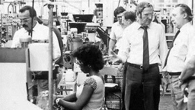 Regelmäßig suchte Georg Schaeffler den Kontakt zu seinen Mitarbeitern, hier beim Rundgang in einem Werk in den USA.  Foto: Schaeffler