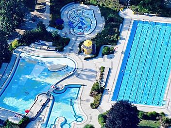 Die Becken sind gef&uuml;llt, die Wasserratten k&ouml;nnen kommen. Foto: R. Rinklef