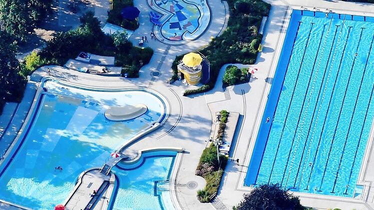 Die Becken sind gef&uuml;llt, die Wasserratten k&ouml;nnen kommen. Foto: R. Rinklef