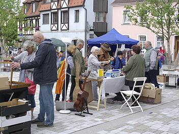 Der anfangs noch gut besuchte Antik- und Flohmarkt verlor mit einsetzendem Regen seine Besucher und Beschicker.  Foto: Winfried Ehling