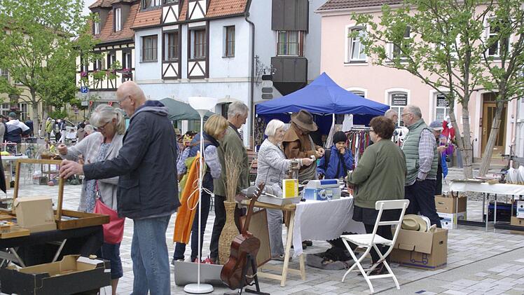 Der anfangs noch gut besuchte Antik- und Flohmarkt verlor mit einsetzendem Regen seine Besucher und Beschicker.  Foto: Winfried Ehling