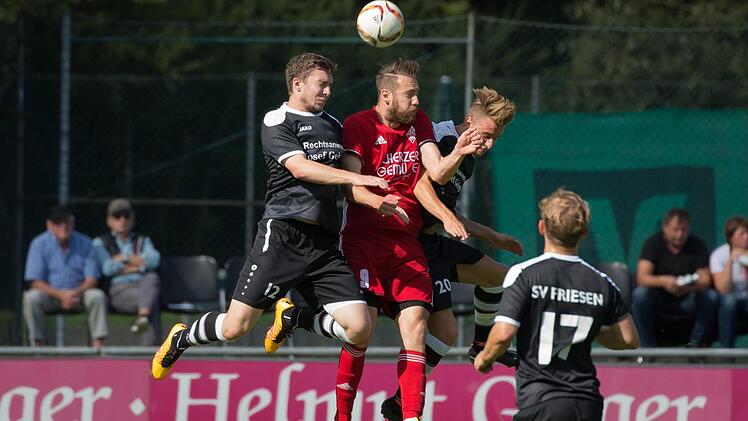 Auf den Mann in der Mitte müssen die Friesener um Maximilian Sesselmann (links) und Niklas Wiebach wie schon hier im Hinspiel besonders Acht geben: Udo Brehm erzielte für den TSV Buch in dieser Saison bereits zwölf Tore und liegt damit auf Platz 4 der Torschützenliste.  Foto: Heinrich Weiß, Archiv
