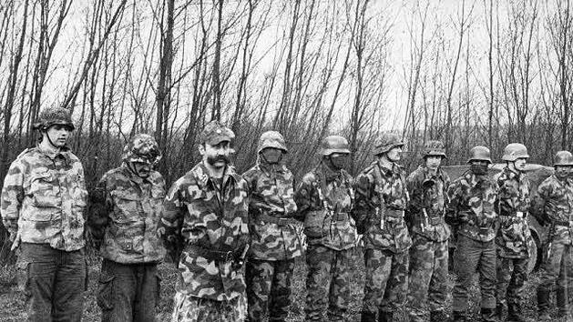 Die Wehrsportgruppe Hoffmann (1973-1980) mit Karl-Heinz Hoffmann (vorne). Foto: Archiv FT