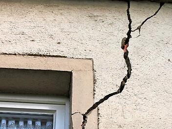 Die klaffenden Risse an der Fassade des Hauses der Familie Mark, die wohl durch ICE-Gleisbauarbeiten entstanden sind, werden von Jahr zu Jahr breiter. Das Haus sei instabil, klagen die Eigentümer, was sich darin zeige, dass immer neue Risse an Außen- und Innenwänden auftreten. Foto: Matthias Einwag