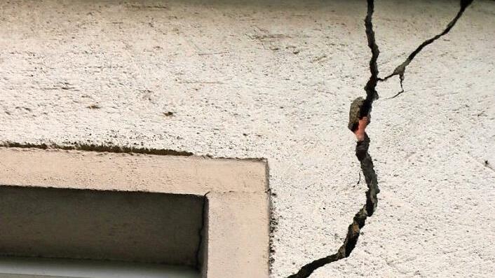 Die klaffenden Risse an der Fassade des Hauses der Familie Mark, die wohl durch ICE-Gleisbauarbeiten entstanden sind, werden von Jahr zu Jahr breiter. Das Haus sei instabil, klagen die Eigentümer, was sich darin zeige, dass immer neue Risse an Außen- und Innenwänden auftreten. Foto: Matthias Einwag