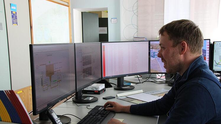 Abwassertechniker Jürgen Loose  und seine Kollegen arbeiten wegen der Corona-Krise in der Kläranlage in Wochenschichten. Foto: Benedikt Borst