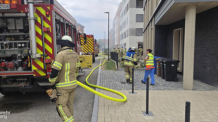 Massive Rauch-Entwicklung auf Lagarde-Gelände - Gaffer stören Feuerwehr