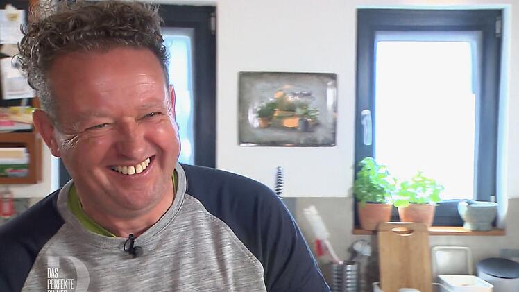 Durch und durch fröhlich empfängt Olli (53) seine Gäste.