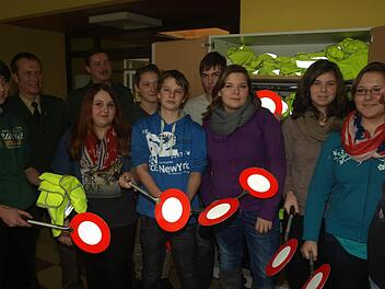 Die Neuntklässler der Mittelschule Oerlenbach wurden aus dem Lotsendienst verabschiedet und gaben bei der Adventsfeier ihre Ausrüstung zurück.  Foto: Stefan Geiger