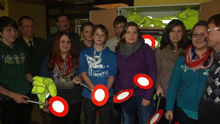 Die Neuntklässler der Mittelschule Oerlenbach wurden aus dem Lotsendienst verabschiedet und gaben bei der Adventsfeier ihre Ausrüstung zurück.  Foto: Stefan Geiger