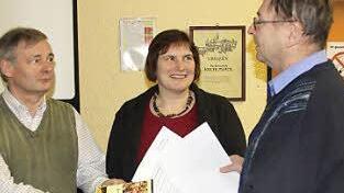 Ein Bienen-Video händigte Peter Kirchner an Silke Deuber und Manfred Wolf (im Bild von rechts von der Haßfurter Waldorfschule aus. Foto: Ralf Kestel