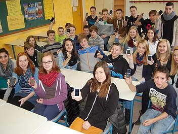 Noch können die Mädchen und Jungs der 8b lachend ihre Handys herzeigen - aber am Montag werden die Mobiltelefone für eine Woche weggeschlossen. Fotos: Oliver Schmidt