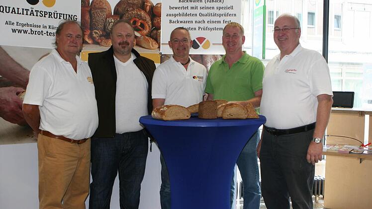 Backen gute Brötchen: (von links): Bäcker Roland Herppich, Rainer Motschmann, Prüfer Michael Isensee, Frank Weber und Rainer Reißenweber