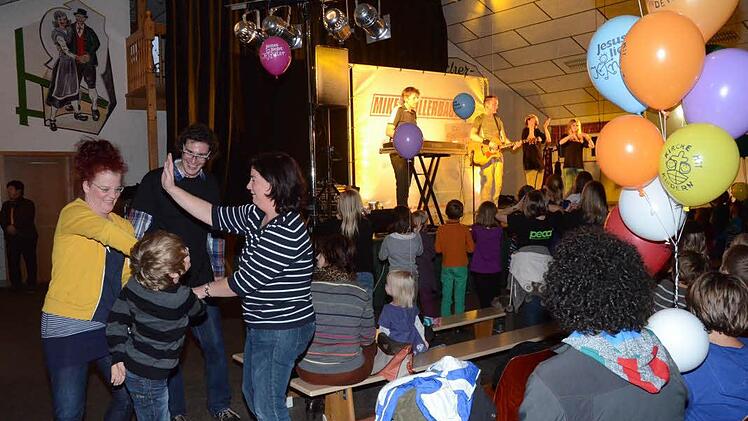 Hochstimmung bei Kindern und Erwachsenen bei den mitreißenden Liedern von Mike Müllerbauer