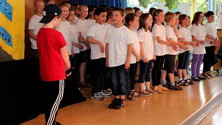 Lukas (l.) wird von seinen Klassenkameraden geärgert.