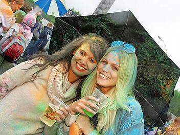 Mit Regenschirm, mit viel guter Laune: Holi-Festival in Bad Kissingen. Fotos: Harald Beyer