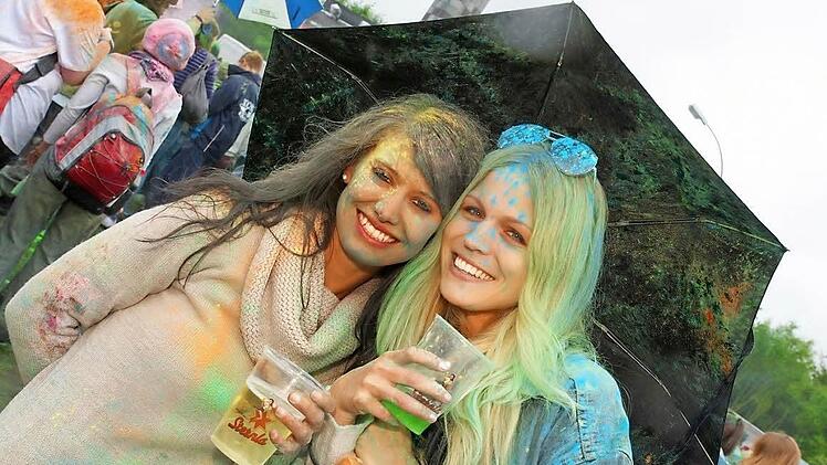 Mit Regenschirm, mit viel guter Laune: Holi-Festival in Bad Kissingen. Fotos: Harald Beyer