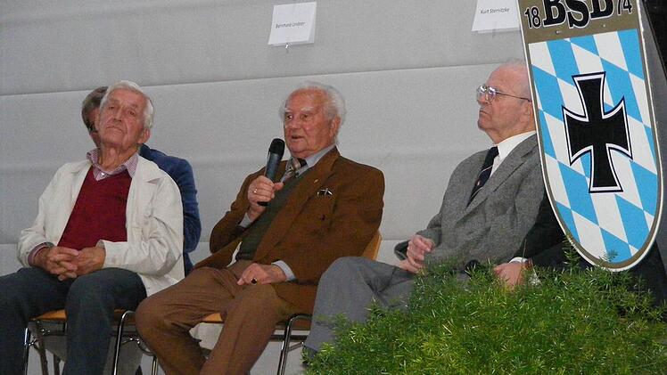 Die Zeitzeugen Bernhard Lindner, Kurt Sternitzke und Rolf Klevesahl (von links) berichteten ausführlich von ihren Erfahrungen im Zweiten Weltkrieg.  Foto: Mona Lisa Eigenfeld