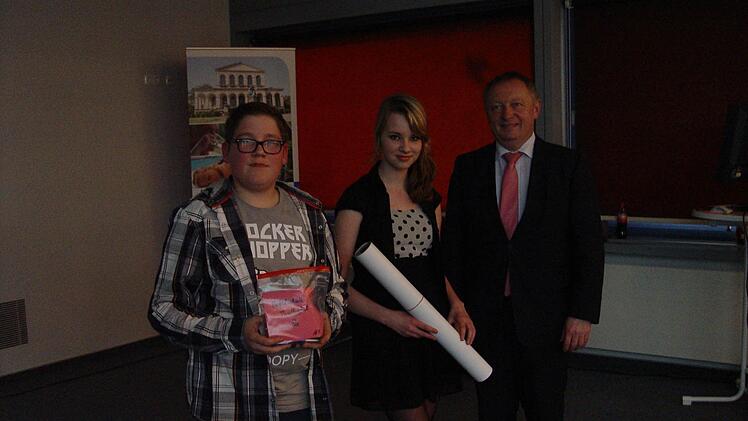 Trostpreis: Mittelschule Thulbatal, von links: Tim Denninger und Cathy Daniels (stellten das Projekt vor). Gratulation von Landrat Thomas Bold. Foto: Brigitta Kempe-Wolf