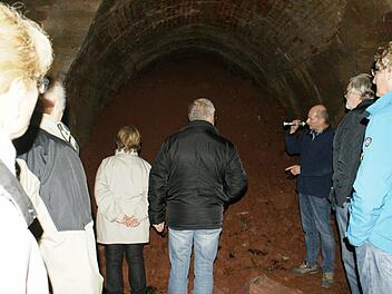 Martin Fischer führte die Rotarier und die Lions durch die Stollenanlage in Ebelsbach. Hier das Ende eines Stollens, der auch ein Blick auf das Keupergestein freigibt.  Fotos: Sabine Weinbeer