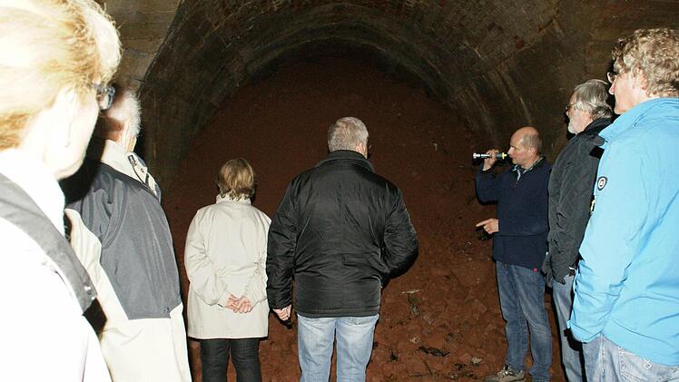 Martin Fischer führte die Rotarier und die Lions durch die Stollenanlage in Ebelsbach. Hier das Ende eines Stollens, der auch ein Blick auf das Keupergestein freigibt.  Fotos: Sabine Weinbeer