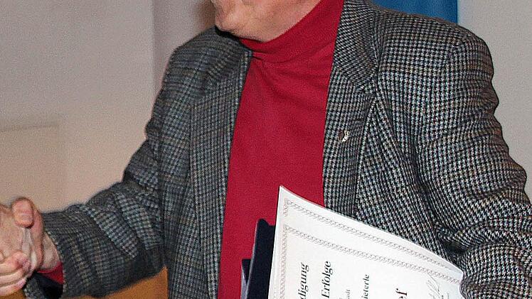 Clemens Fuchs wurde für den Erfolg seiner Schlaggemeinschaft bei der Brieftaubenolympiade in Ungarn geehrt. Die Taube aus Reichenbach war die beste deutsche. Foto: Dieter Britz